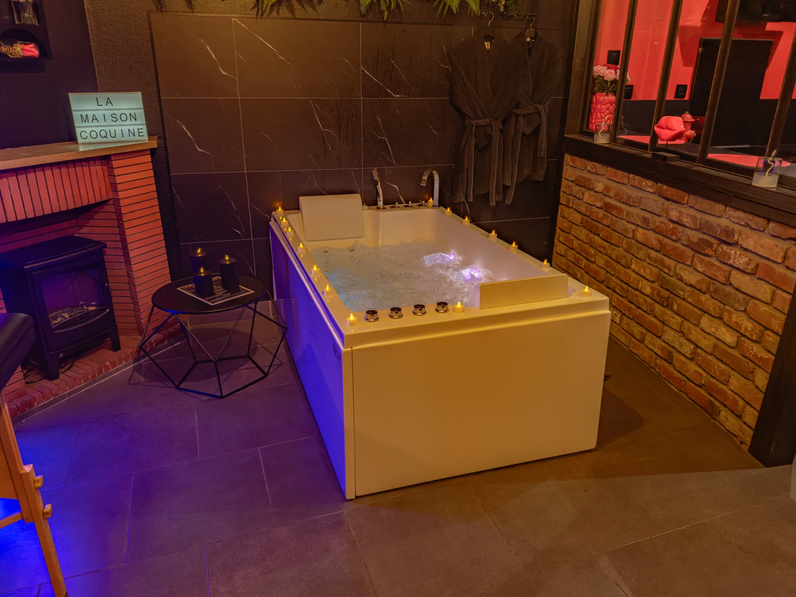 Baignoire balnéo double en fonction, éclairée par LED, bougies allumées autour