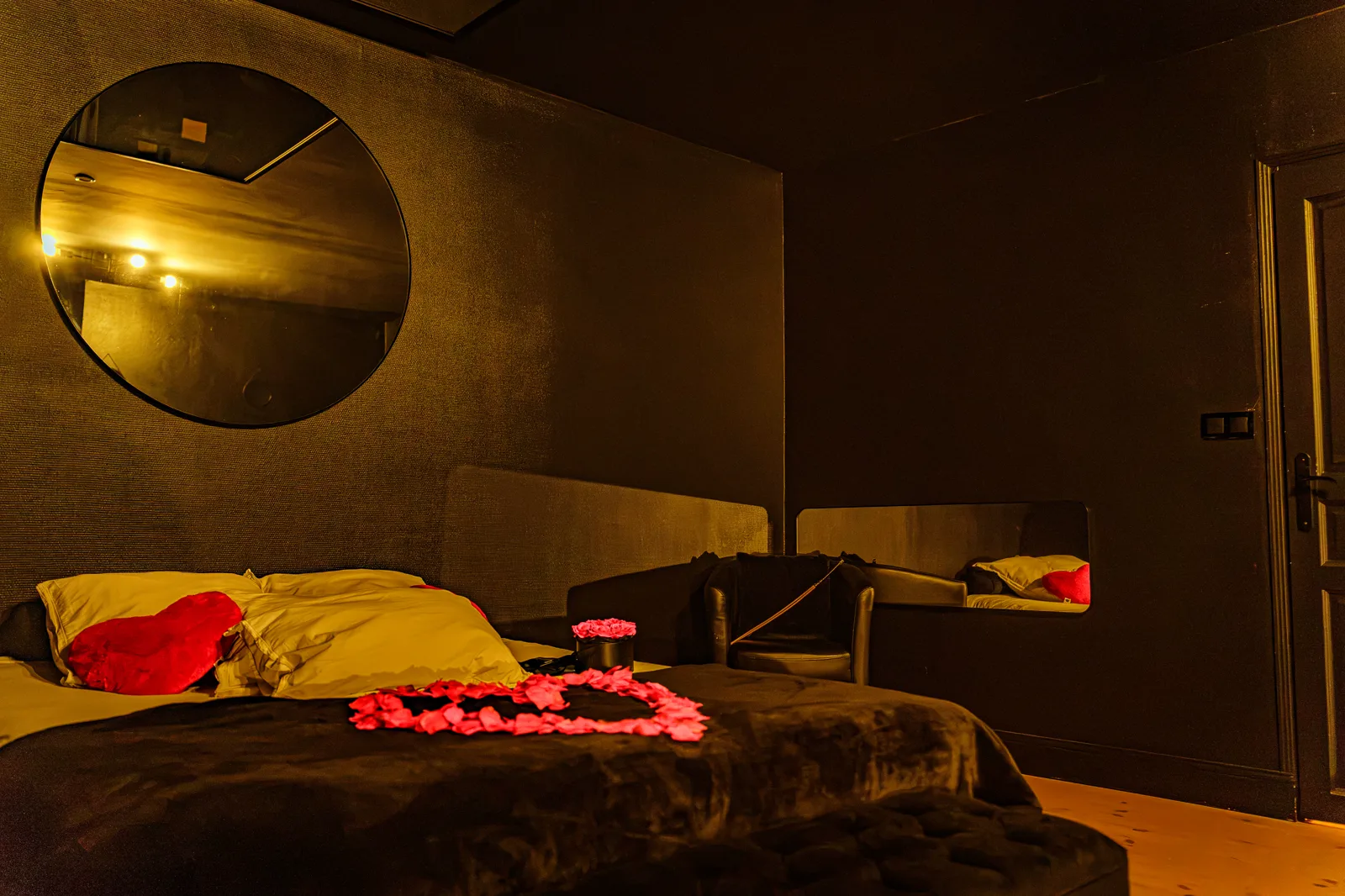 La suite de La Maison Coquine, ambiance tamisée et pétales de roses